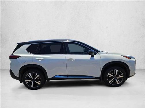 Pearl White Tricoat/Super Black 2023 Nissan Rogue Platinum
