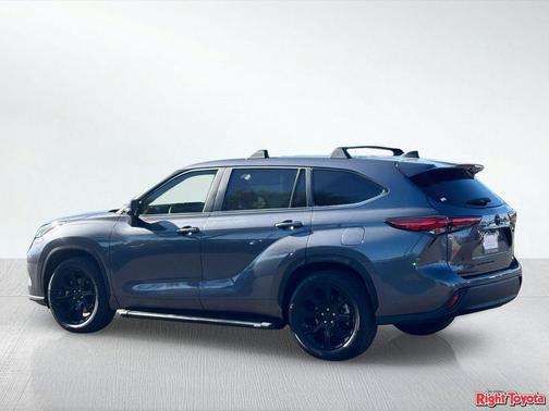Magnetic Gray Metallic 2023 Toyota Highlander LE