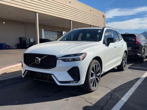 2023 Volvo XC60 B5 Plus Dark Theme