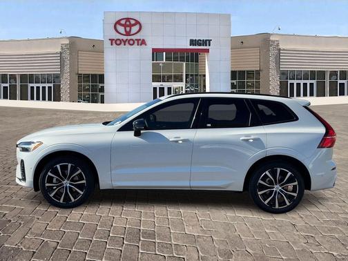 2023 Volvo XC60 B5 Plus Dark Theme