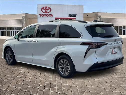 2023 Toyota Sienna XLE 8 Passenger