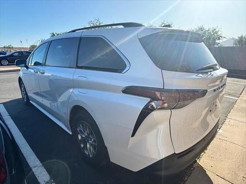 2023 Toyota Sienna XLE 8 Passenger