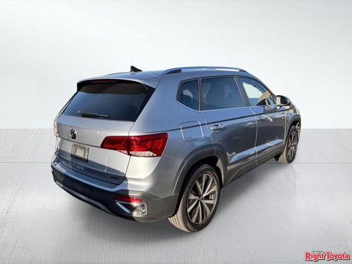 Pyrite Silver Metallic 2022 Volkswagen Taos 1.5T SE