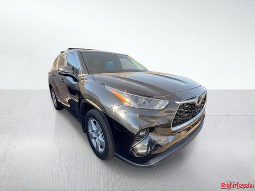 Midnight Black Metallic 2024 Toyota Highlander LE