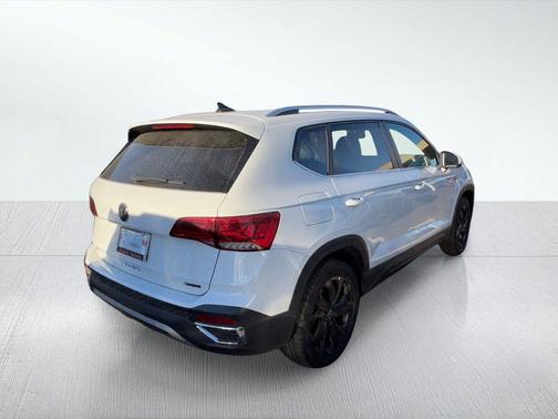 Pure White 2022 Volkswagen Taos 1.5T SE