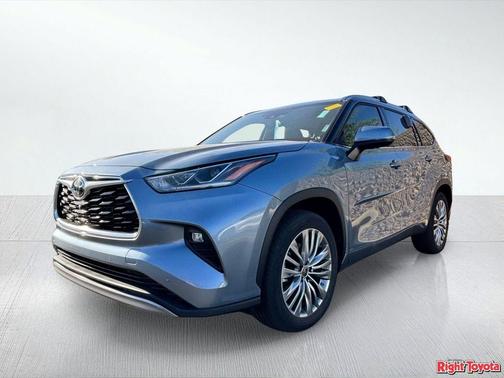 Moon Dust 2023 Toyota Highlander Platinum