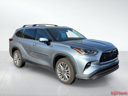 Moon Dust 2023 Toyota Highlander Platinum
