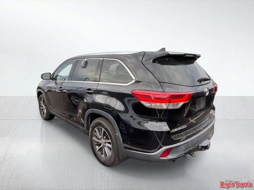 Midnight Black Metallic 2019 Toyota Highlander XLE