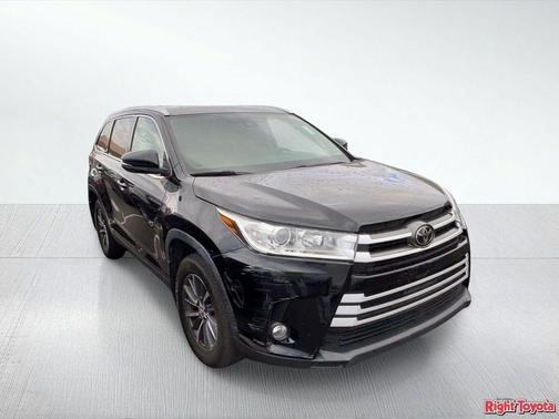 Midnight Black Metallic 2019 Toyota Highlander XLE