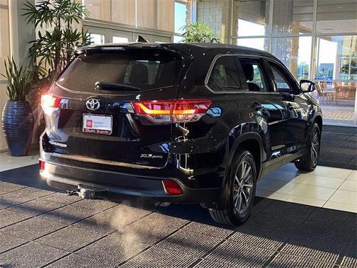 Midnight Black Metallic 2019 Toyota Highlander XLE
