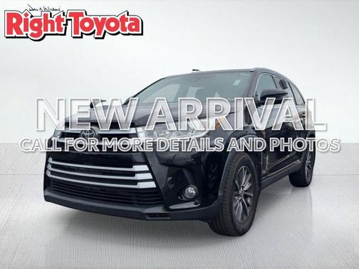 Midnight Black Metallic 2019 Toyota Highlander XLE