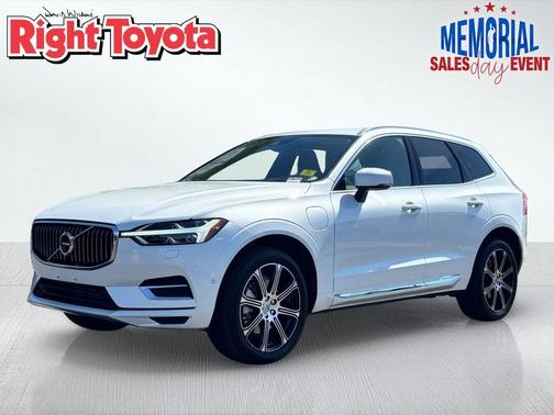 Crystal White Pearl 2019 Volvo XC60 Recharge Plug-In Hybrid T8 Inscription
