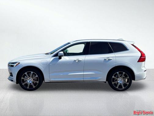 Crystal White Pearl 2019 Volvo XC60 Recharge Plug-In Hybrid T8 Inscription