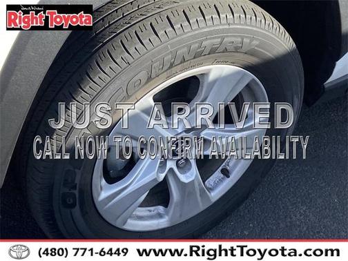 Photo 4 of 10 of 2020 Toyota RAV4 XLE