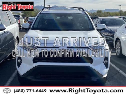 Photo 2 of 10 of 2020 Toyota RAV4 XLE