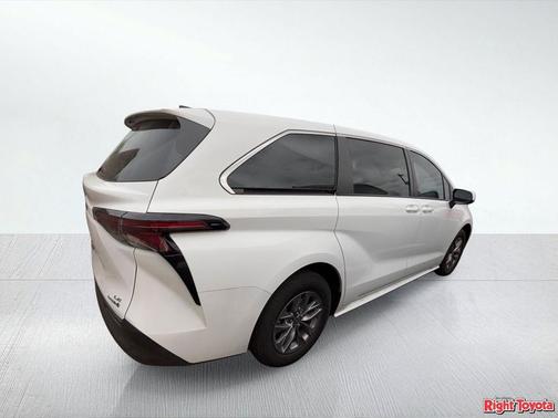 2024 Toyota Sienna LE