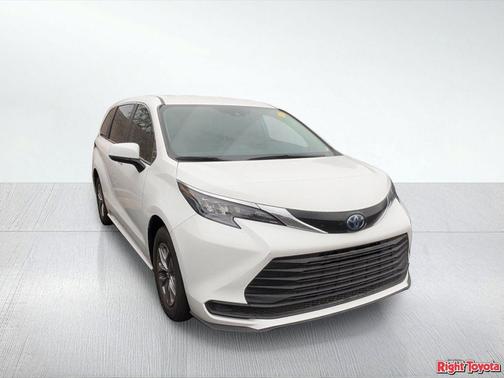 2024 Toyota Sienna LE
