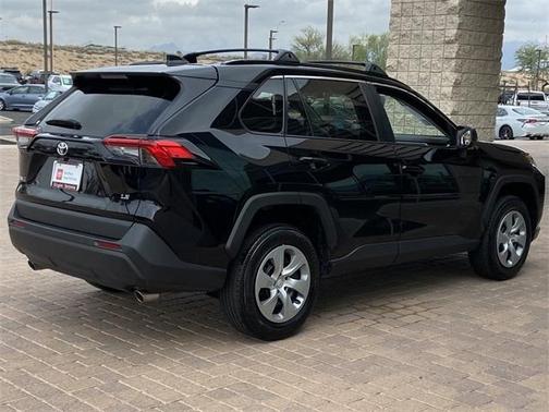 Photo 5 of 33 of 2020 Toyota RAV4 LE