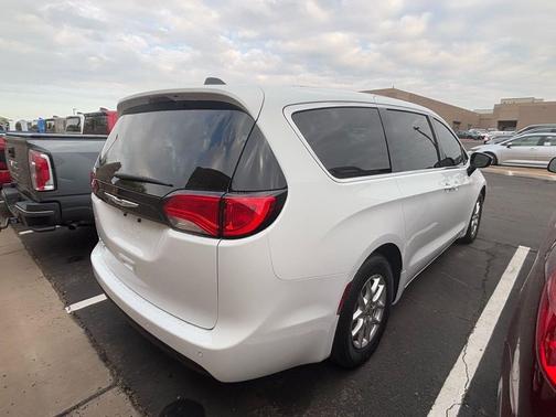 2025 Chrysler Voyager LX