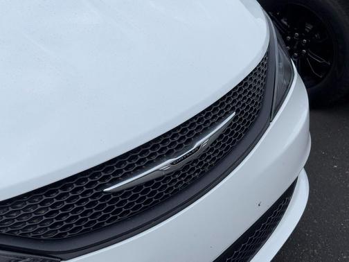 2025 Chrysler Voyager LX