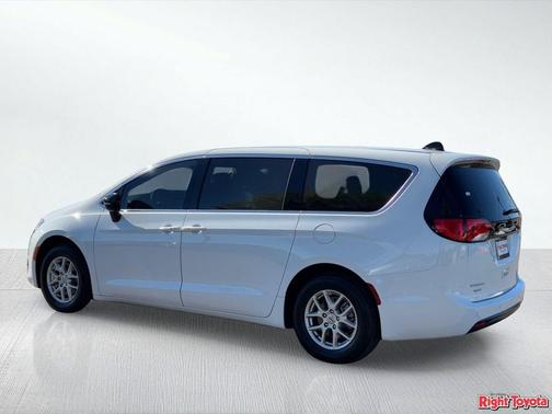 2025 Chrysler Voyager LX