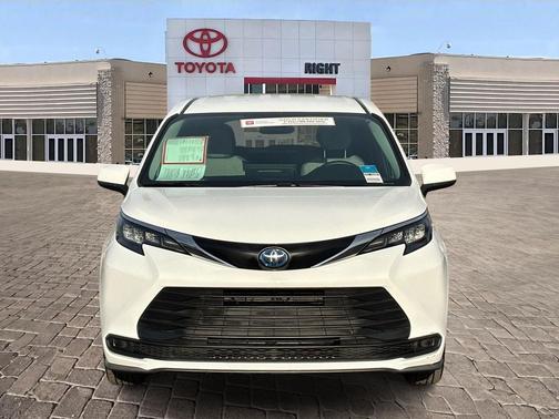 2025 Toyota Sienna LE