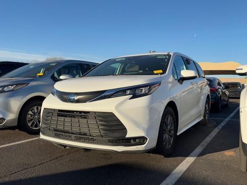 2025 Toyota Sienna LE