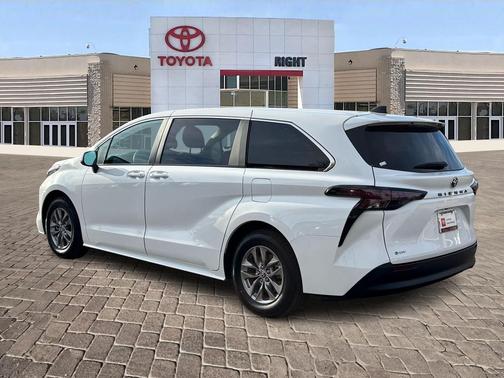 2025 Toyota Sienna LE