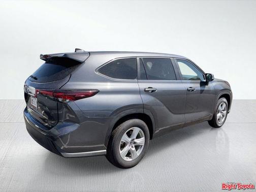 Magnetic Gray Metallic 2025 Toyota Highlander LE