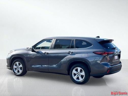 Magnetic Gray Metallic 2025 Toyota Highlander LE