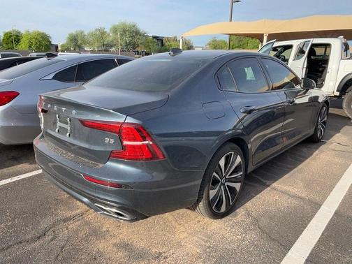 2022 Volvo S60 T5 Momentum