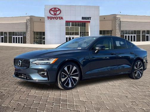 2022 Volvo S60 T5 Momentum