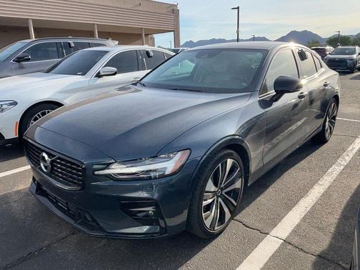 2022 Volvo S60 T5 Momentum