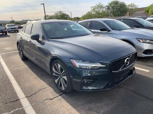 2022 Volvo S60 T5 Momentum