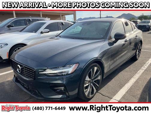 2022 Volvo S60 T5 Momentum