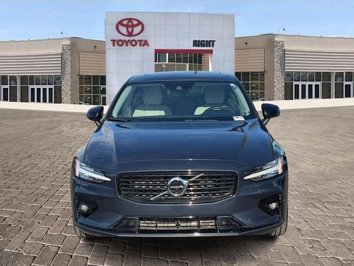 2022 Volvo S60 T5 Momentum