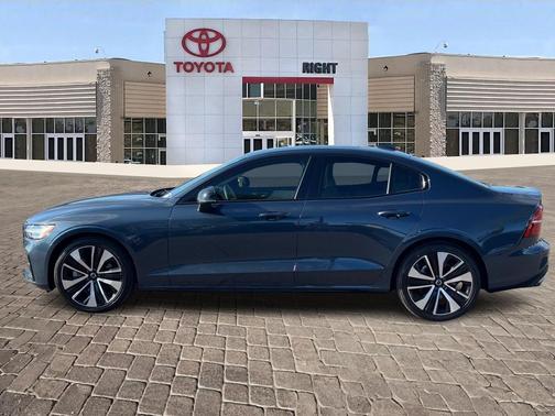 2022 Volvo S60 T5 Momentum