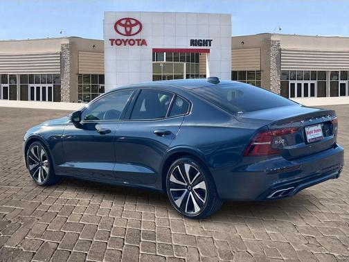 2022 Volvo S60 T5 Momentum