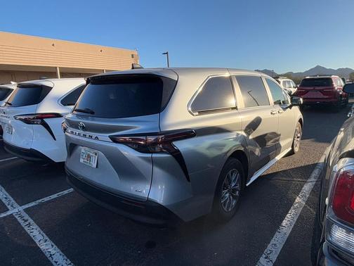 2025 Toyota Sienna LE