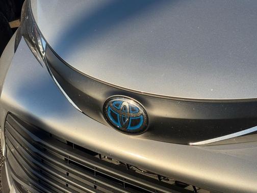 2025 Toyota Sienna LE