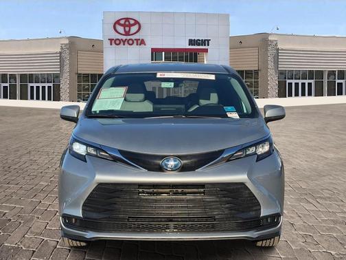 2025 Toyota Sienna LE
