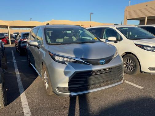 2025 Toyota Sienna LE