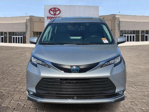 2021 Toyota Sienna XLE 8 Passenger