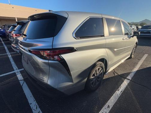 2021 Toyota Sienna XLE 8 Passenger