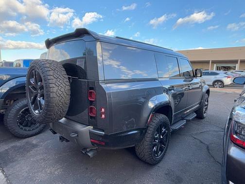 2024 Land Rover Defender 130 P400 Outbound