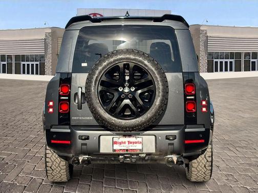 2024 Land Rover Defender 130 P400 Outbound