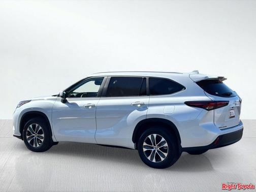Wind Chill Pearl 2026 Toyota Highlander XLE