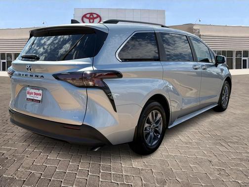 2025 Toyota Sienna LE