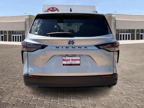 2025 Toyota Sienna LE