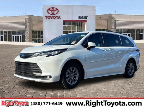 2022 Toyota Sienna XLE 8 Passenger